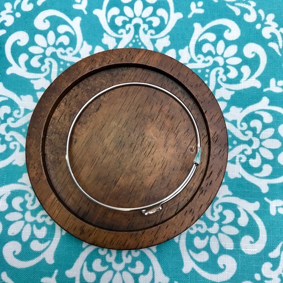 NEW!💙💎ARROW BRACELET!!!💎💙SILVER TONE! MODERN!! - Picture 5 of 8